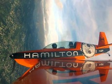 Hamilton ambassador Nicolas Ivanoff Red Bull Air Race هامیلتون مسابقات پروازی هوایی همیلتون مسابقات هواپیماهای آکروباتیک ردبول 